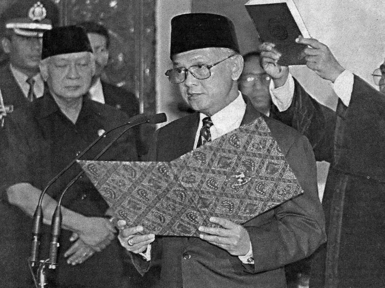 Pengambilan sumpah bj habibie sebagai presiden ri sumber republika 22 mei 1998